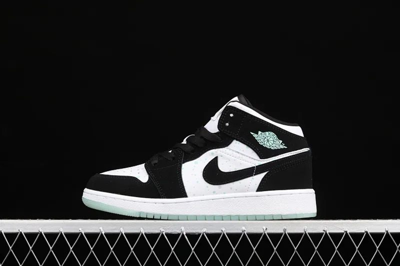 All categories Air Jordan Jordan series basketball shoes Air Jordan 1 Mid Air Jordan 1 Mid AJ1 Joe 1 black and white color luminous starry mid-top BQ6931-103
